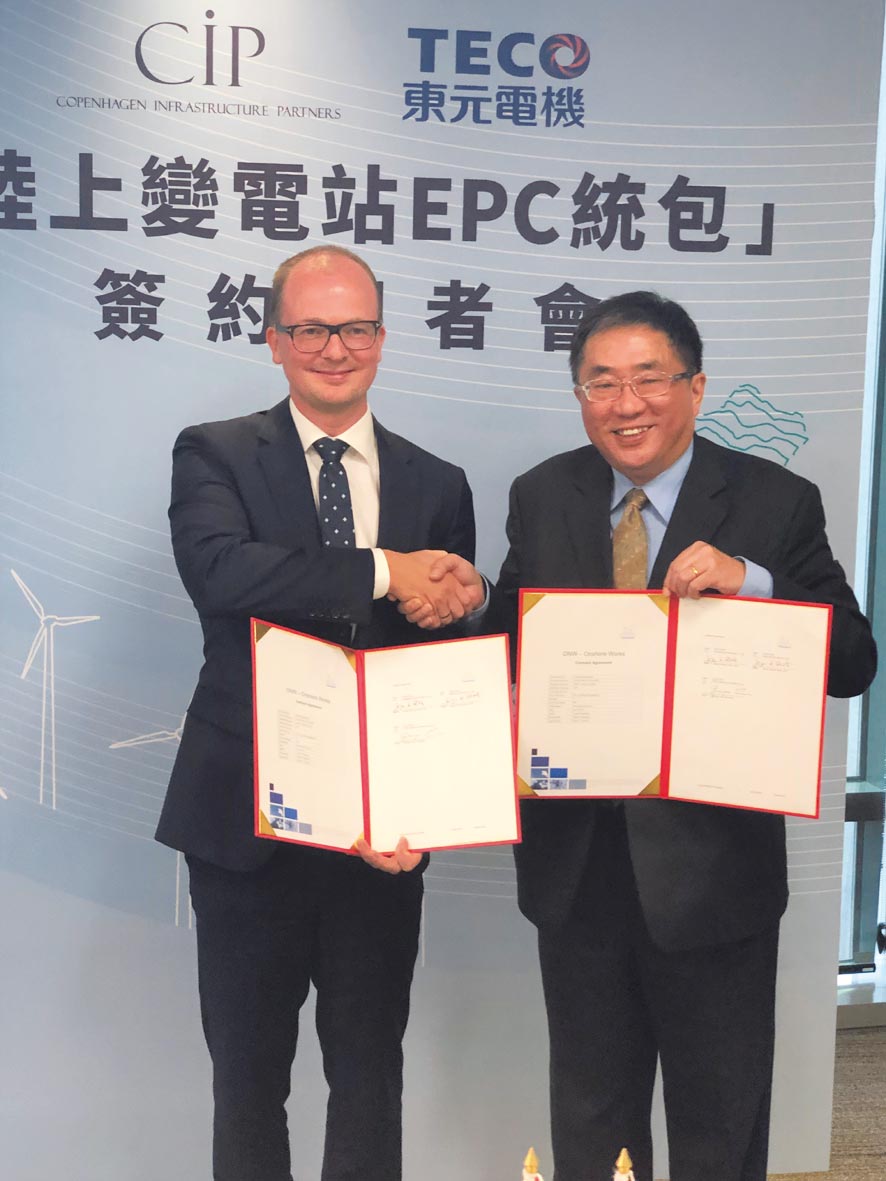 CIP臺灣區(qū)執(zhí)行長侯奕愷（左）、東元代理總經(jīng)理連昭志昨（5）日共同簽署變電站建置統(tǒng)包合約。圖／沉美幸