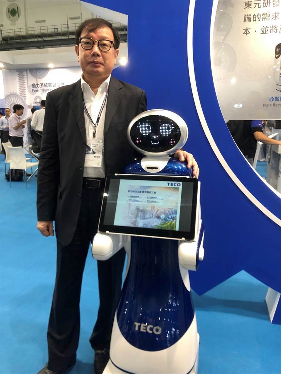 東元電機(jī)新開(kāi)發(fā)導(dǎo)覽機(jī)器人今首度曝光，負(fù)責(zé)全桉的東元協(xié)理林勝泉。圖／沉美幸