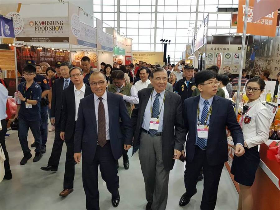東元集團會長黃茂雄（前排左二），引導(dǎo)高雄代理市長葉匡時（前排左一）等人，參觀東元展出的食品攤位。（圖／顏瑞田攝）