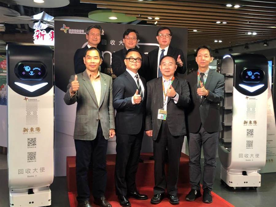 東元與新東陽合作開發(fā)國內首臺客制化餐盤回收機器人15日正式上工，圖后排右二為東元自動化暨智能系統(tǒng)事業(yè)部協(xié)理林勝泉、新東陽總經理麥升陽(前排左二)、桃園國際機場董事長王明德(前排右二)、總經理林祥生。（圖／沉美幸）