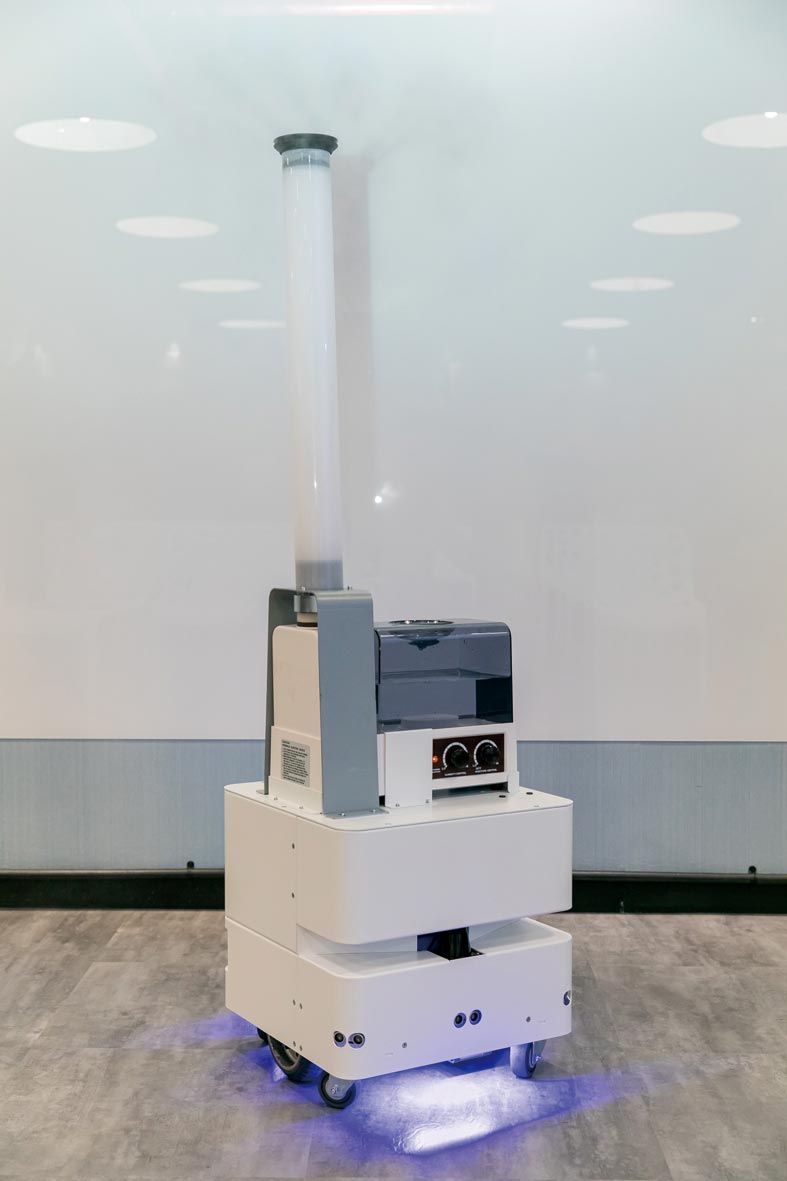 東元3日發(fā)表智慧UVC消毒防疫機(jī)器人，以3D列印技術(shù)，制作雙向360度全面向噴頭，進(jìn)行大面積的噴霧消毒。圖／東元提供