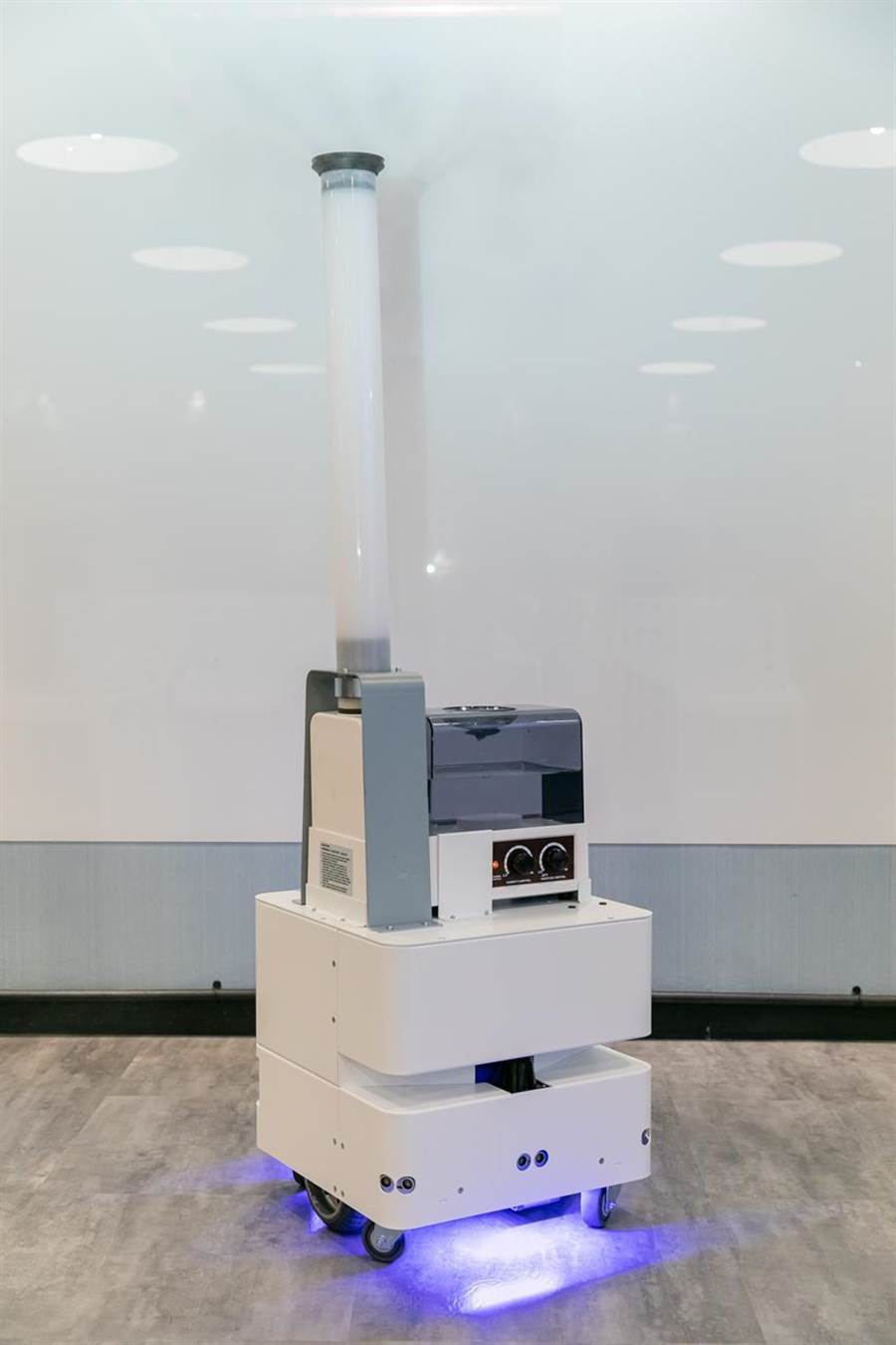 （東元3日發(fā)表智慧UVC消毒防疫機(jī)器人，以3D列印技術(shù)，制作雙向360度全面向噴頭，進(jìn)行大面積的噴霧消毒。圖／東元提供）
