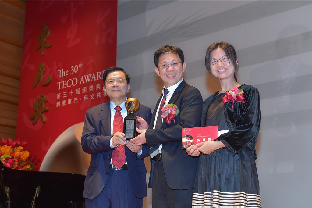 工研院副總暨資深技術(shù)專家吳志毅（中）獲頒第30屆東元獎，工研院董事長李世光（左）和吳志毅夫人（右）也一同祝賀。（工研院提供／羅浚濱新竹傳真）